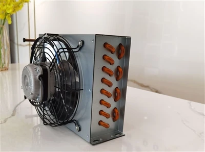 Léghűtéses kondenzátor, fagyasztó kondenzátor és hőcserélő berendezés